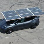 « Jusqu’à 100 km d’autonomie par jour » sur son Tesla Model Y avec des panneaux solaires : pourquoi ce n’est pas une bonne idée