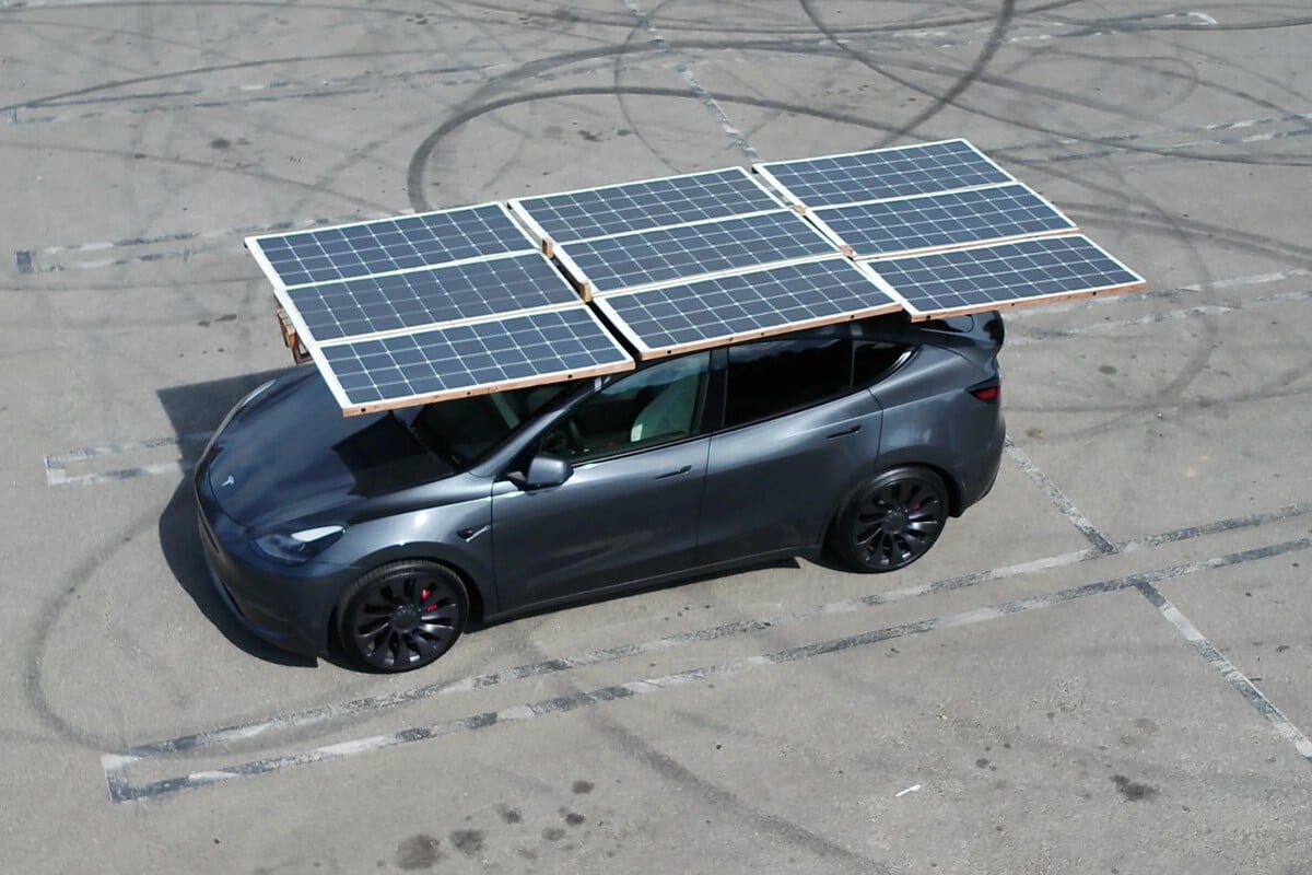 « Jusqu’à 100 km d’autonomie par jour » sur son Tesla Model Y avec des panneaux solaires : pourquoi ce n’est pas une bonne idée